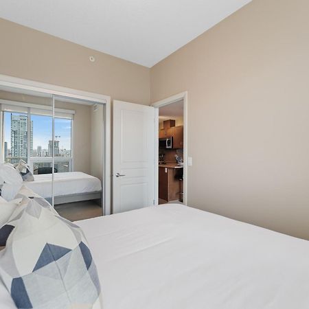 Heart Of Downtown Calgary Spacious Luxury Condo With Stunning Views And Premium Amenities 외부 사진