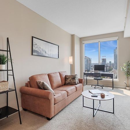 Heart Of Downtown Calgary Spacious Luxury Condo With Stunning Views And Premium Amenities 외부 사진
