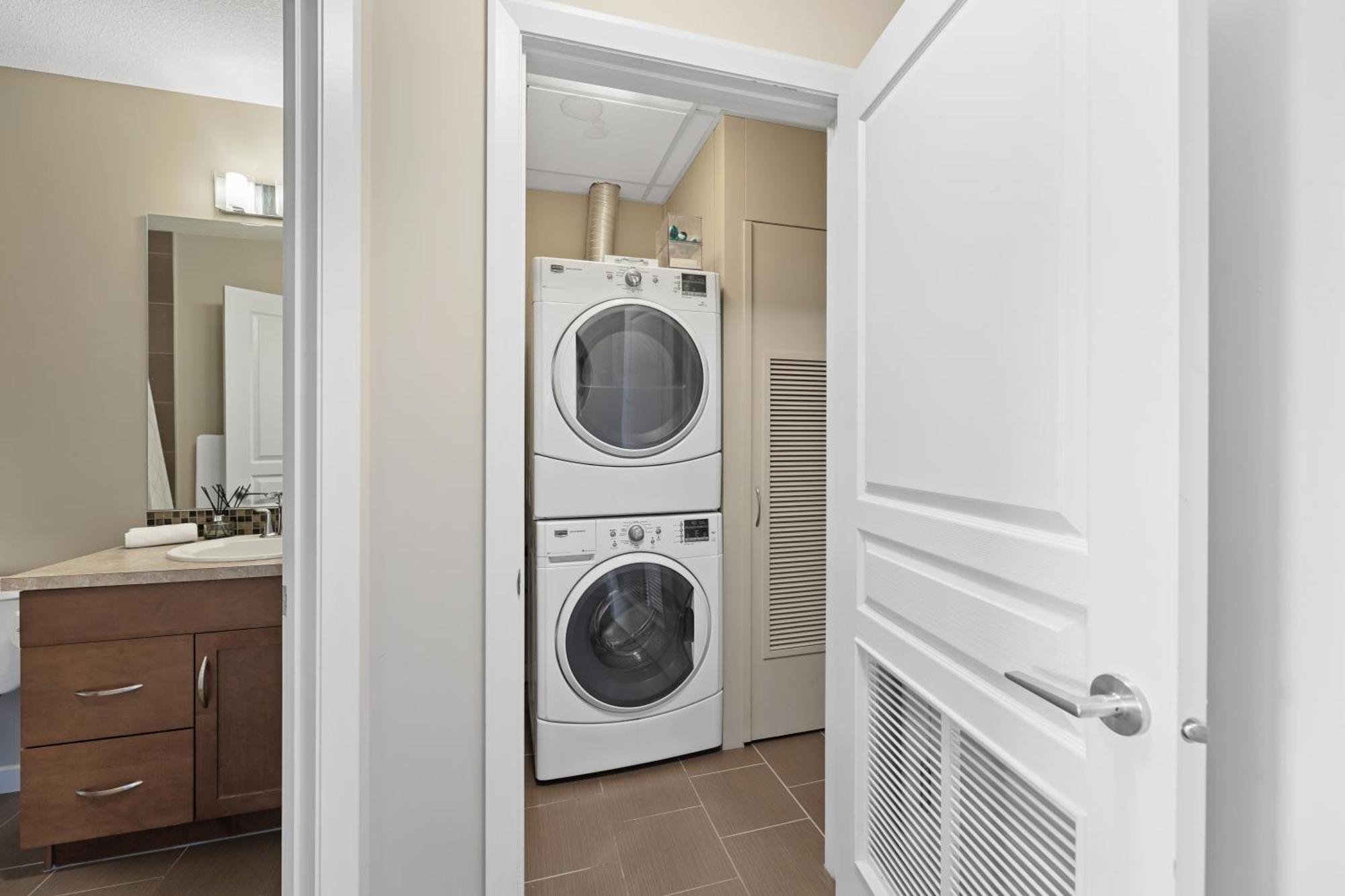 Heart Of Downtown Calgary Spacious Luxury Condo With Stunning Views And Premium Amenities 외부 사진