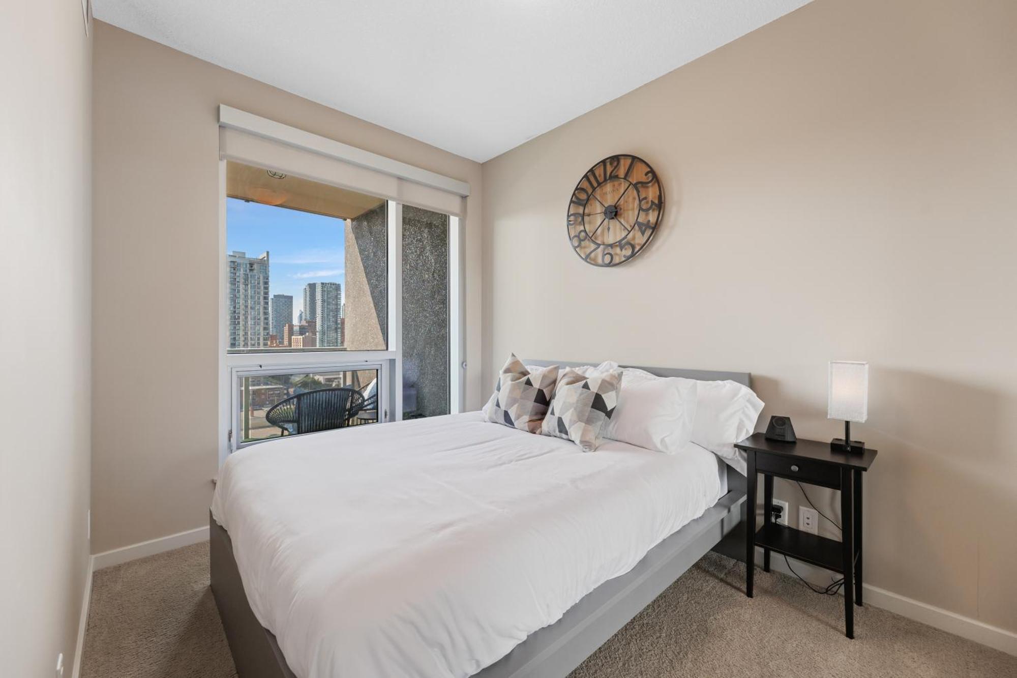 Heart Of Downtown Calgary Spacious Luxury Condo With Stunning Views And Premium Amenities 외부 사진