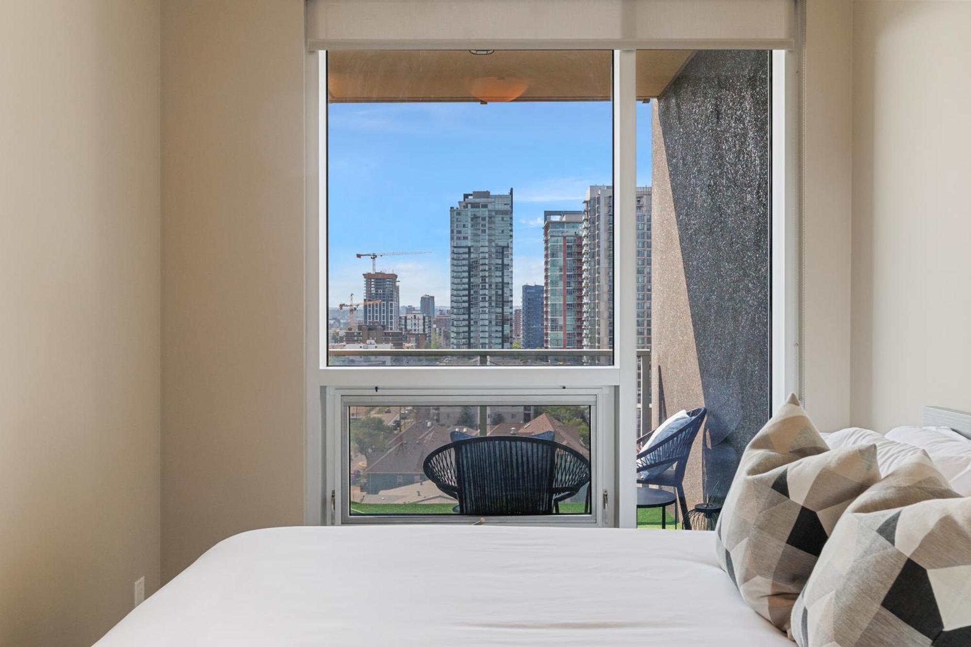 Heart Of Downtown Calgary Spacious Luxury Condo With Stunning Views And Premium Amenities 외부 사진