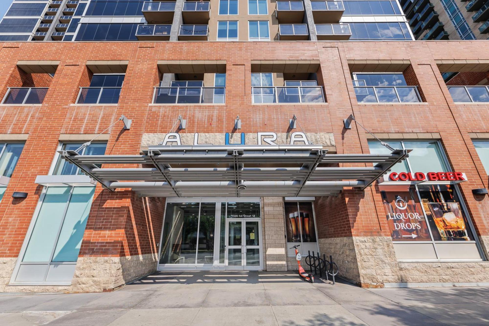 Heart Of Downtown Calgary Spacious Luxury Condo With Stunning Views And Premium Amenities 외부 사진