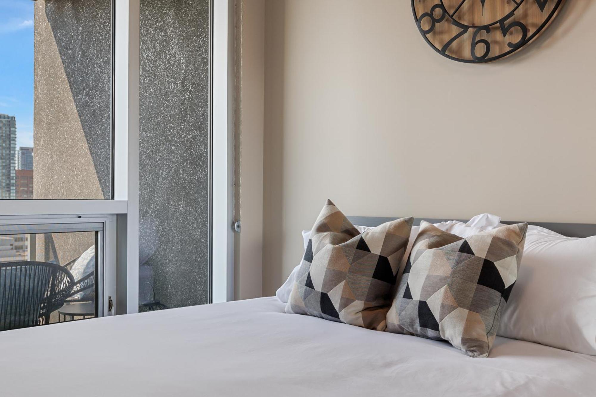 Heart Of Downtown Calgary Spacious Luxury Condo With Stunning Views And Premium Amenities 외부 사진