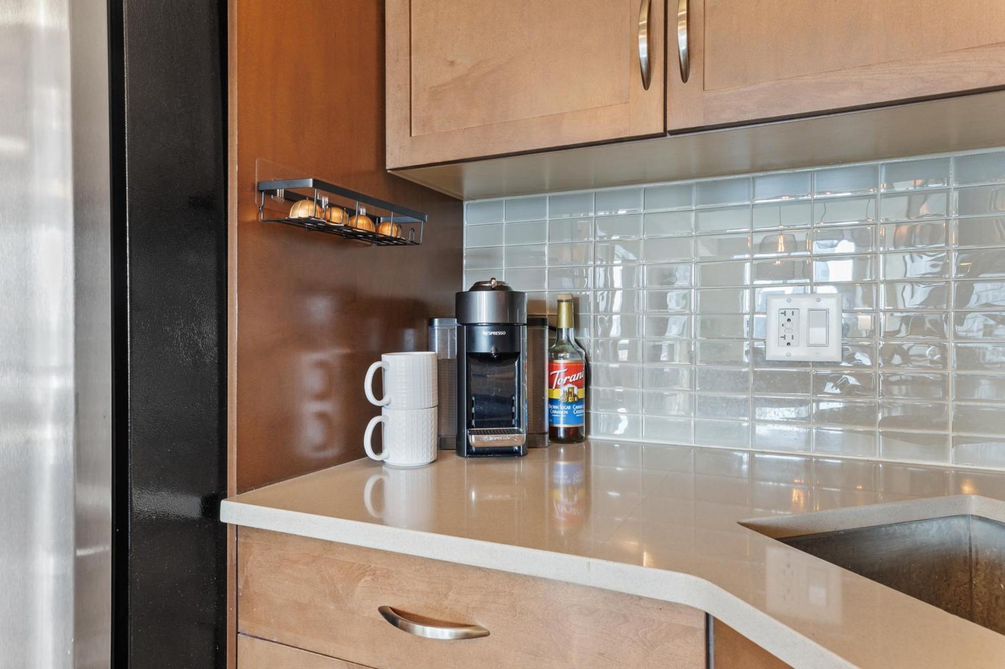 Heart Of Downtown Calgary Spacious Luxury Condo With Stunning Views And Premium Amenities 외부 사진